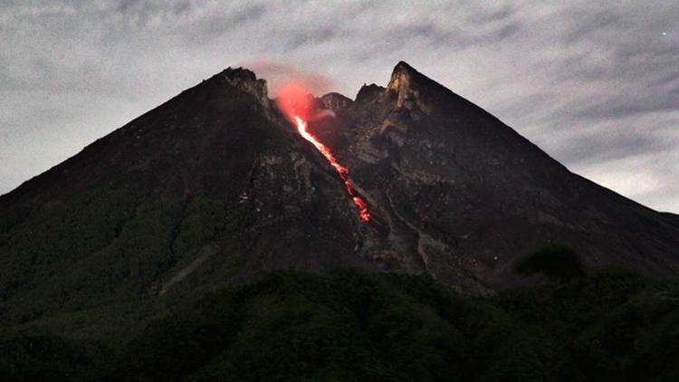 Endonezyada Merapi Yanardağında iki patlama oldu