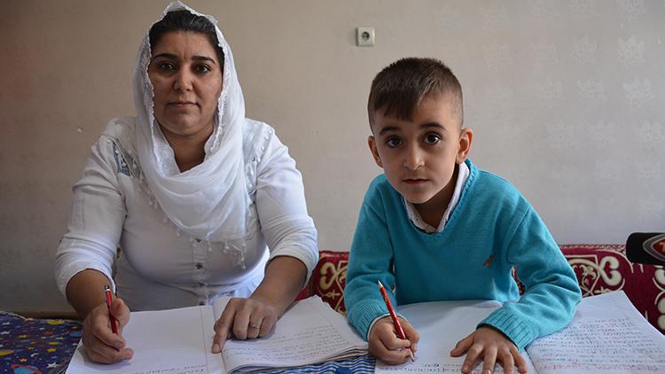 Şırnakta oğlunun uzaktan eğitim derslerine katılarak, okuma yazma öğrendi