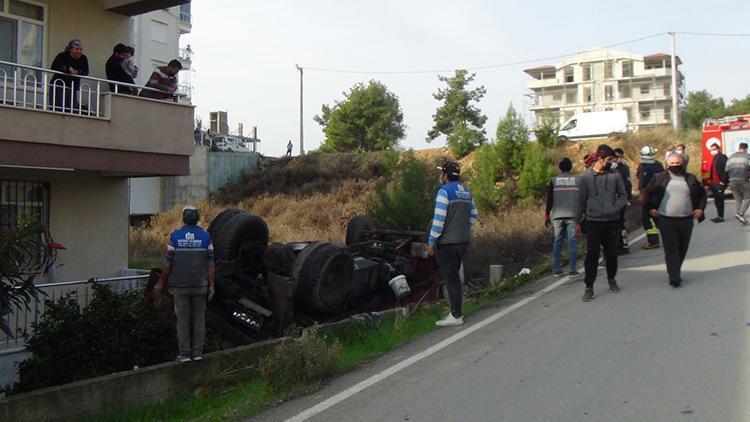 Antalyada freni boşalan kamyon apartmanın bahçesine uçtu