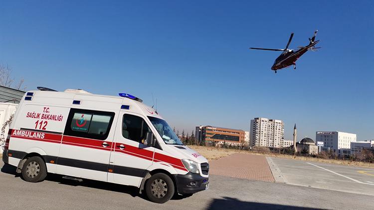 Kalp krizi geçiren yaşlı kadın ambulans helikopterle şehir merkezine getirildi