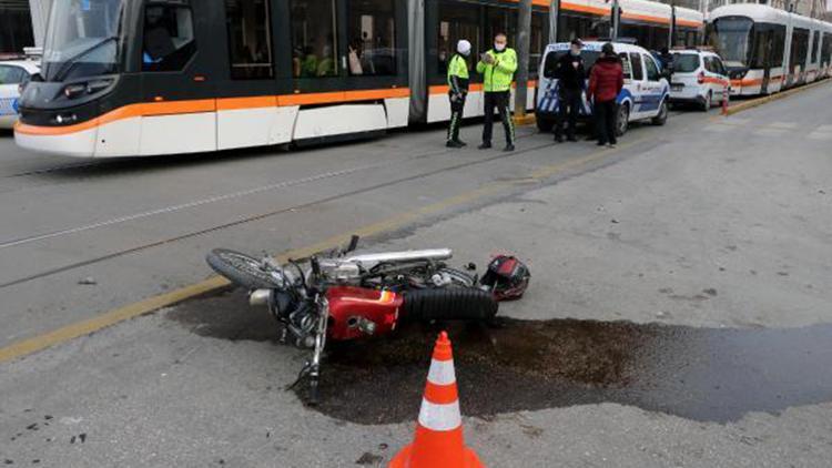 Tramvaya çarpan motosikletin sürücüsü yaralandı