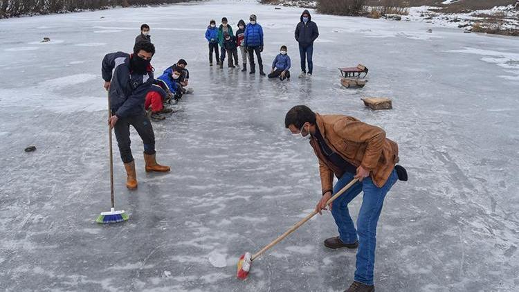 Köylülerin buz tutan Kars Çayında curling keyfi