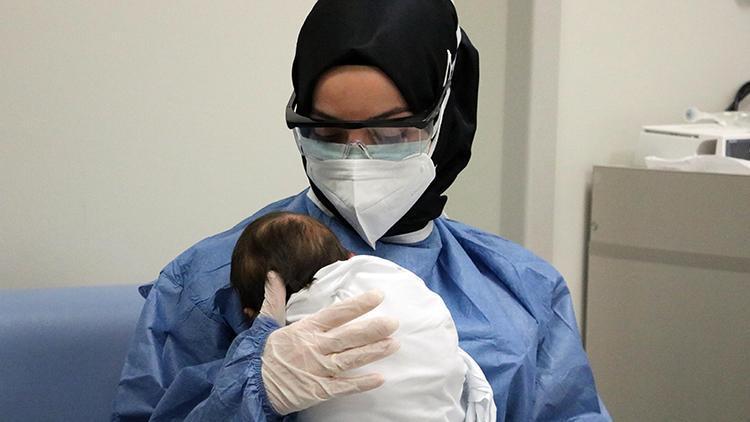Korona virüse yakalanan yeni doğmuş bebeklere hemşirelerden anne şefkati