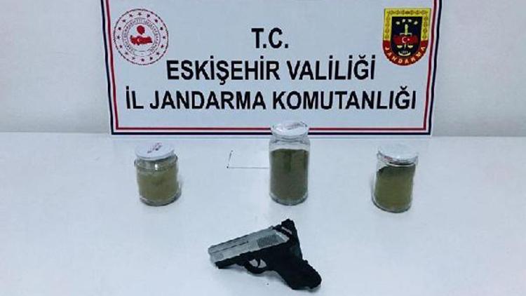 Eskişehir’de otomobilde uyuşturucuyla yakalanan 2 kişi, tutuklandı