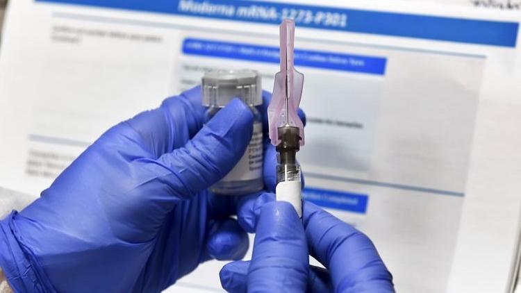 İtalyada Kovid-19 aşısı olanların sayısı 500 bini geçti