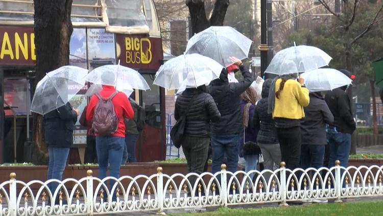 Turistler yağmura rağmen Sultanahmet Meydanının keyfini çıkardı