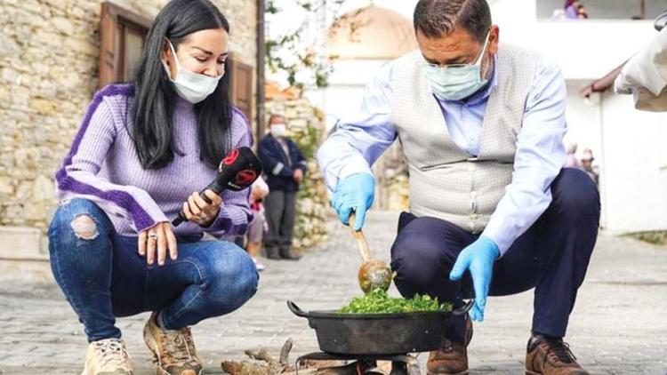 Ocak başına geçti, ot kavurması pişirdi