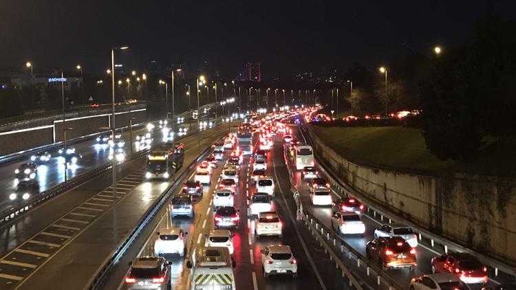 56 saatlik kısıtlama sonrası 15 Temmuz Şehitler Köprüsünde trafik yoğunluğu
