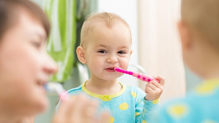 Bebeklerin dişleri nasıl temizlenir