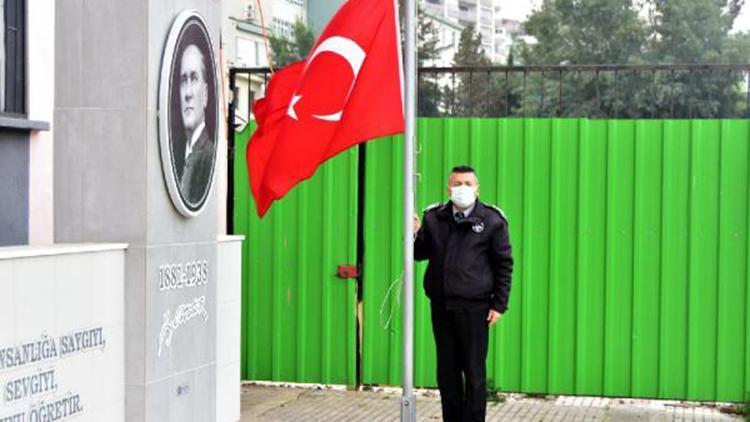 İzmirde okul bahçesinde bayrak töreni