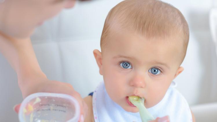 Bebeklerde ek gıdaya geçişte annelerin doğru bildiği 6 yanlış
