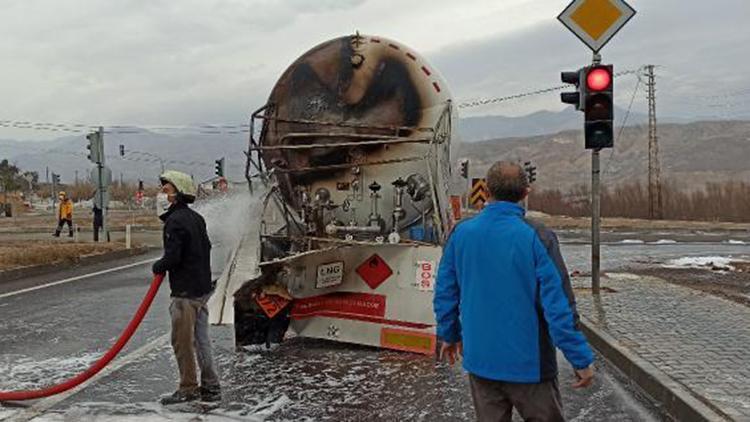 Doğal gaz tankeri ile TIR çarpıştı, yangın çıktı