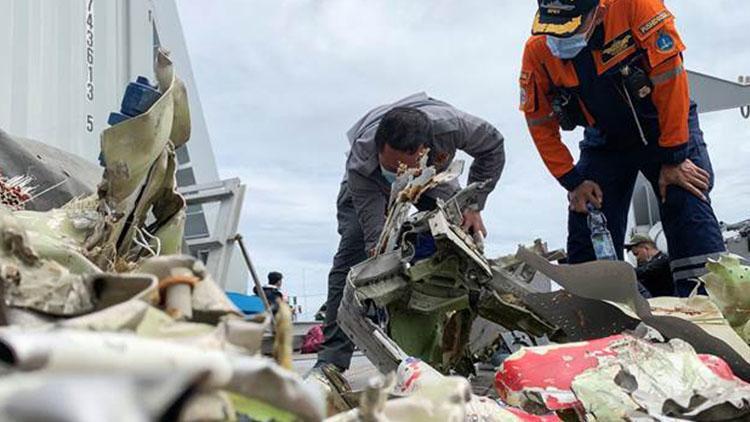 Endonezyada düşen yolcu uçağına ait parçaların incelenmesi sürüyor