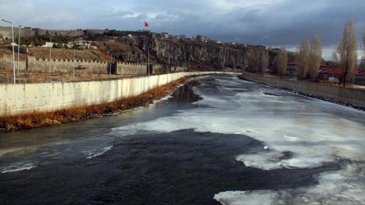 Kura Nehrinin buzu, sıcak havayla çözülmeye başladı