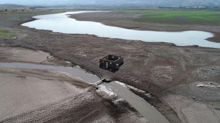 Kılıçkaya Barajında sular çekildi, eski yerleşim yeri kalıntıları ortaya çıktı