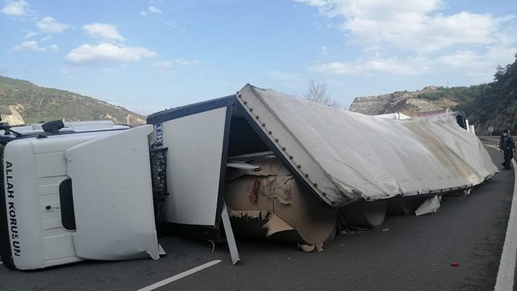 Rulo kağıt yüklü TIR devrildi, ulaşım aksadı