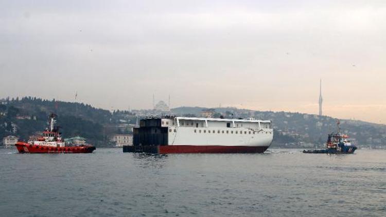 Dev yolcu gemisinin yarı gövdesi İstanbul Boğazından 3 saatte böyle geçti