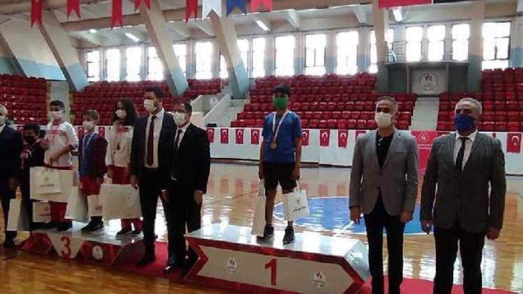 Ahmet Cevdet Çamurdan Ortaokulu badminton yarışmasından 3 ödül birden aldı