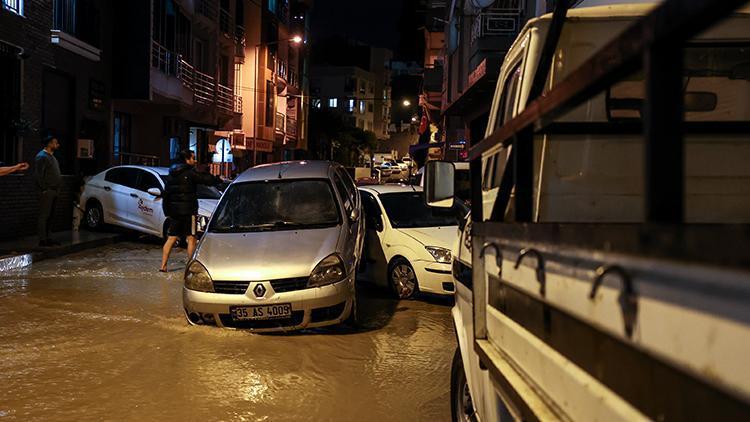 İzmiri yağmur vurdu Araçlar birbirine girdi