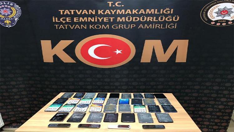 Bitliste, 4 kişinin iş yerlerinde 38 kaçak cep telefonu bulundu