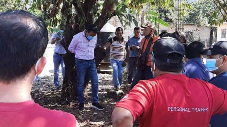 Meksika’da şoke eden bir olay yaşandı... Chiapas eyaletinde kaliteli hizmet vermeyen Belediye Başkanı ağaca bağlandı