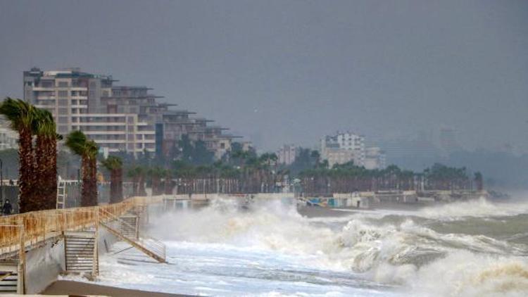 Antalyayı fırtına vurdu, 5 metrelik dalgalar oluştu, ağaçlar devrildi