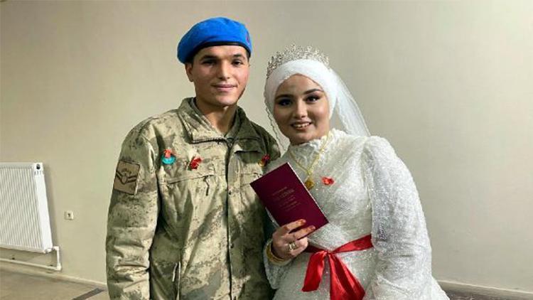 Uzman çavuş, nikaha askeri üniformasıyla katıldı