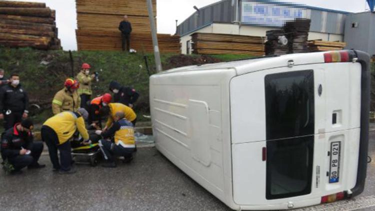 Ataşehirde devrilen minibüsteki sürücüyü itfaiye kurtardı