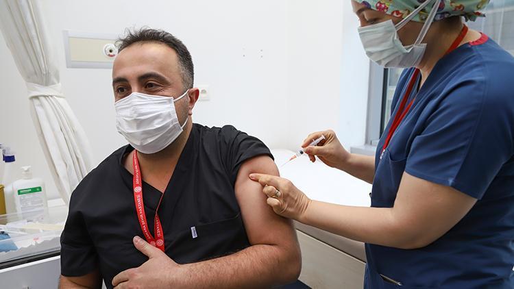 Ankarada sağlık çalışanlarına ilk koronavirüs aşısı uygulandı