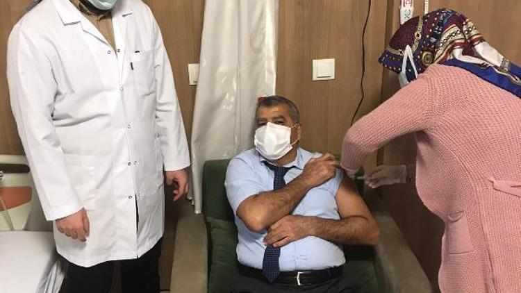 Nurdağı’nda sağlık çalışanlarına aşı yapılmaya başlandı