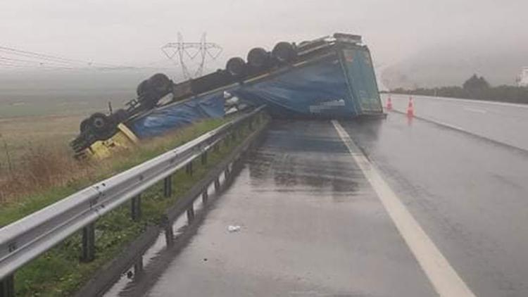 Yoldan çıkan TIR ters döndü