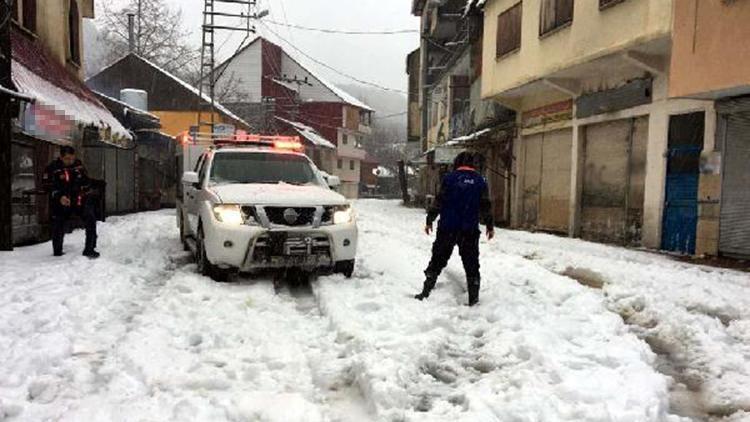 Yayla yolunda kar nedeniyle mahsur kalan araçlar kurtarıldı