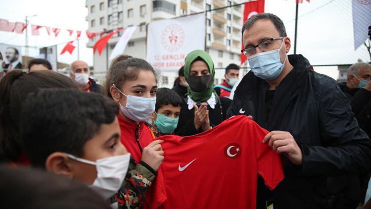 Gençlik ve Spor Bakanı Kasaoğlundan Siirtli çocuklara çifte sürpriz