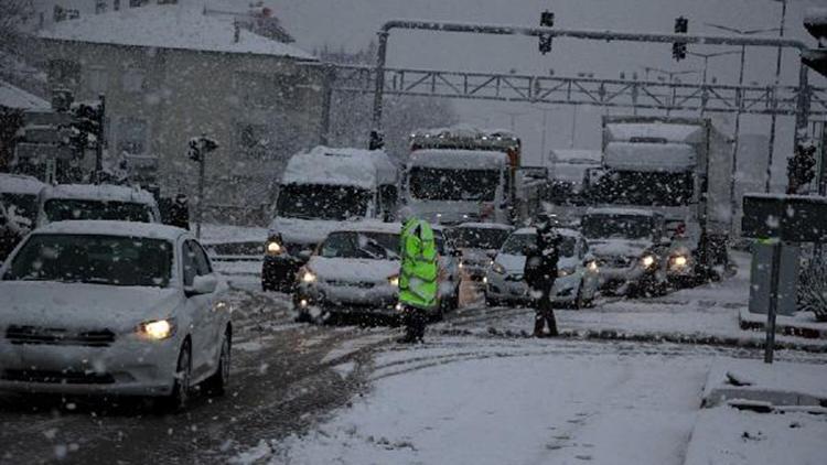 Kulada aniden bastıran kar yağışı trafikte aksamalara neden oldu