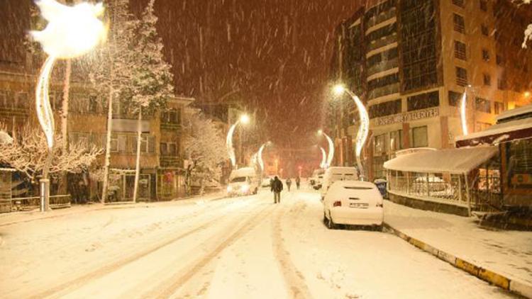 Balıkesirin yüksek kesimlerinde kar yağışı etkili oldu