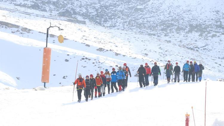 Kurduğu kulüp ve derneklerle binlerce kişiyi zirveye taşıdı