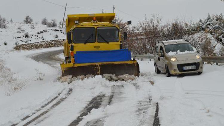 Elazığda 34 köy yolu, kar nedeniyle ulaşıma kapandı