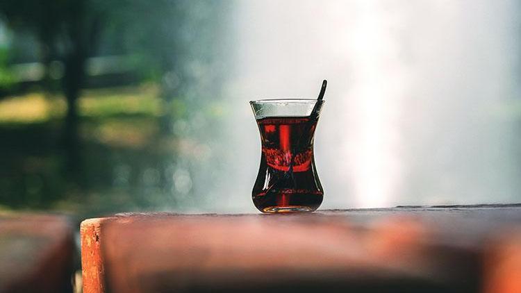 Çay tiryakileri dikkat! Şekerli çay birçok hastalığa davetiye çıkarıyor