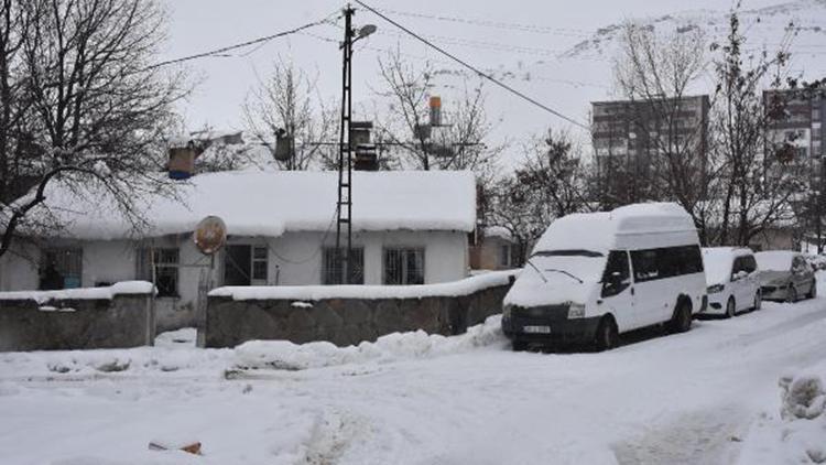 Kar kalınlığının 40 santim olduğu Bitlis’te kapanan 110 köy yolu açıldı