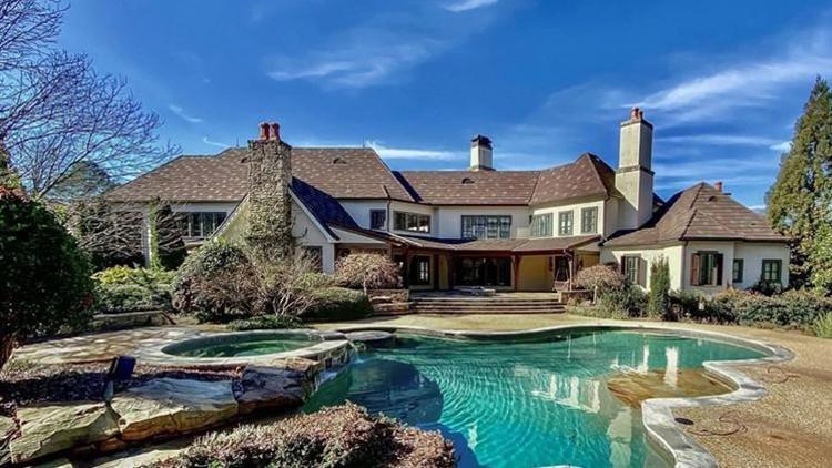 Hollywoodun en zengin aktörü Dwayne Johnson havuzlu çiftlik evini zararına satıyor