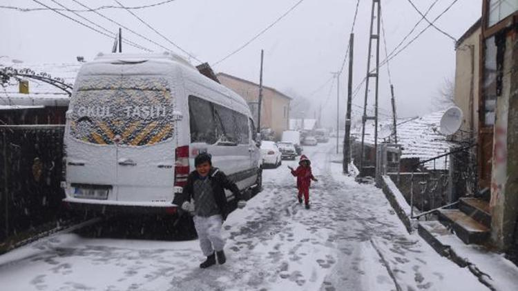 İstanbulda kar yağışı; Sarıyerde çocuklar kar topu oynadı