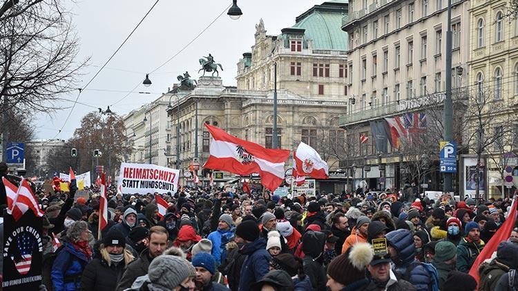 Avusturyada binlerce kişi koronavirüs önlemlerini protesto etti