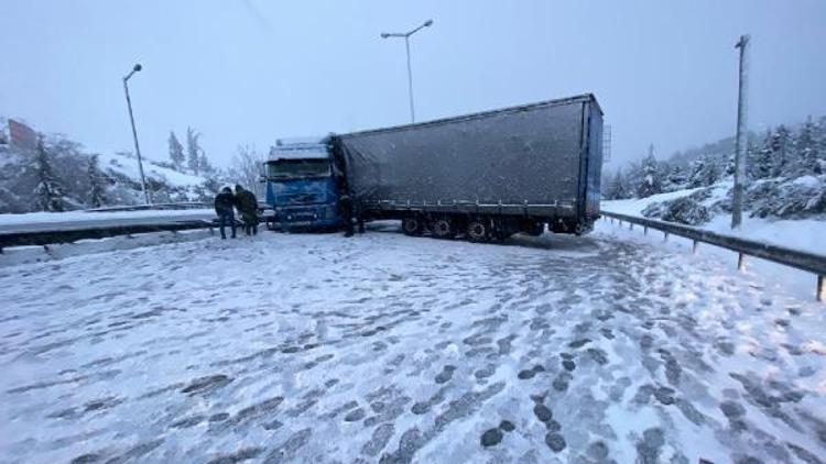 TIR karlı yolda kaydı, TEMde Ankara yönü bir süre kapandı