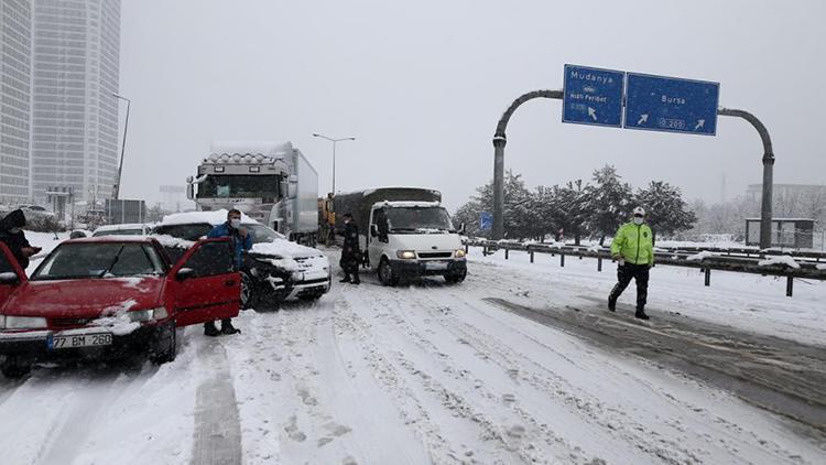 Bursa - İzmir otobanı yoğun kar yağışı nedeniyle trafiğe kapandı