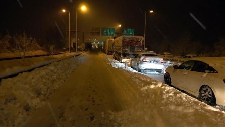 Düzcede, TEM yolu İstanbul yönü ulaşıma kapandı