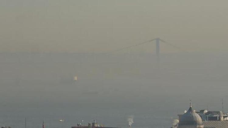 İstanbul Boğazında gemi geçişlerine sis engeli