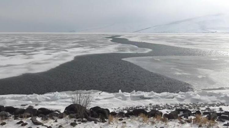 Çıldır Gölünde iki farklı manzara; bir yanı çözüldü, bir yanı hala buzlu