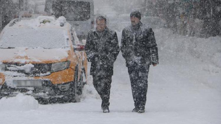 Yüksekovada 57 köy ve 77 mezranın yolu kardan kapandı