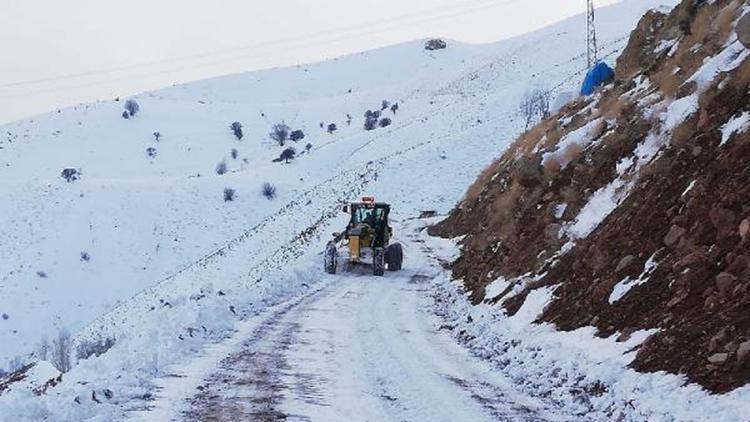 Yedisu- Çatak yolu kar ve tipi nedeniyle trafiğe kapatıldı