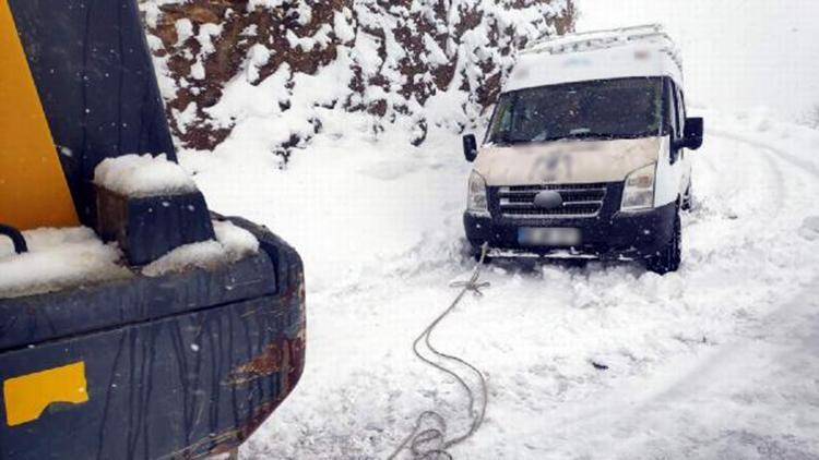 Siirtte, karda kalan minibüs ve 8 kişi kurtarıldı